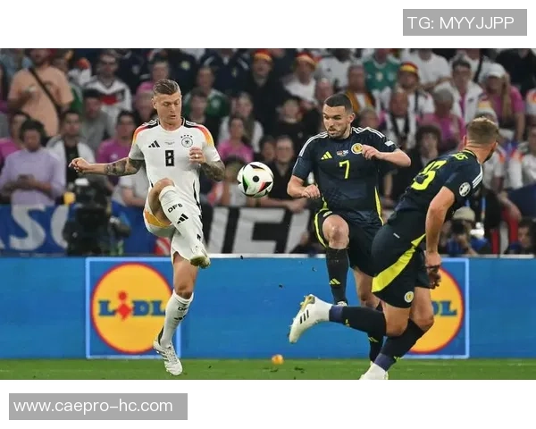 四十岁左右的足球明星们的人生转折与职业生涯的精彩回顾